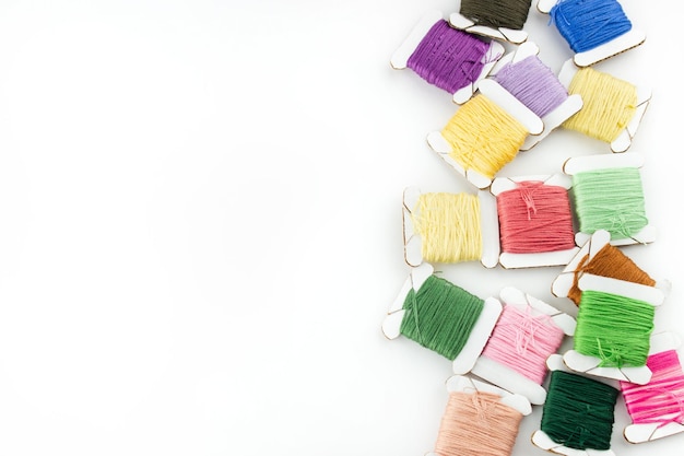 różne nici i materiały